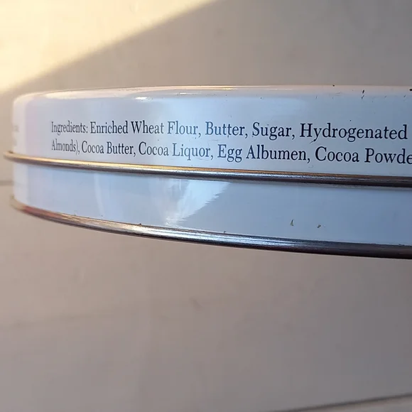 Vintage Laura Secord collectible tin - Picture 4 of 6